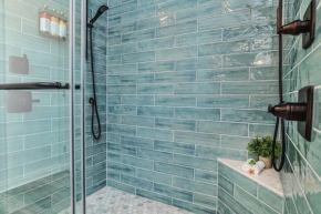 Luxury Couples Getaway w Dual Spa Shower 6308P1